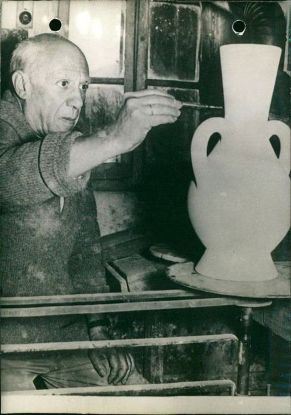 Der Künstler Picasso  bemalt eine Keramikvase i...