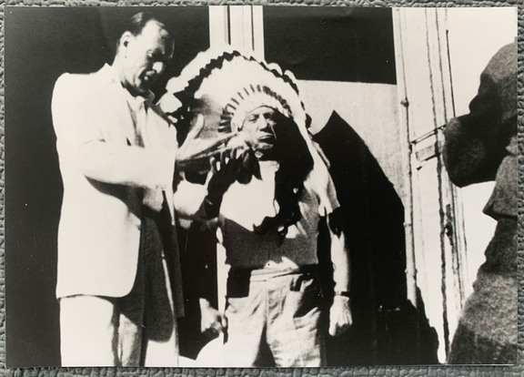 Pablo Picasso als Indian Native und Frederic Ro...