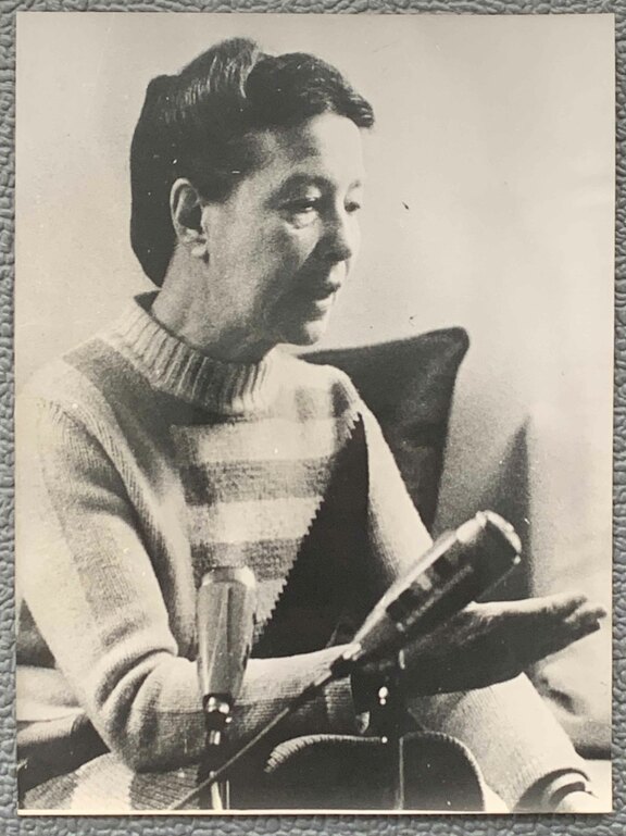 Simone de Beauvoir - vor Mikrophonen